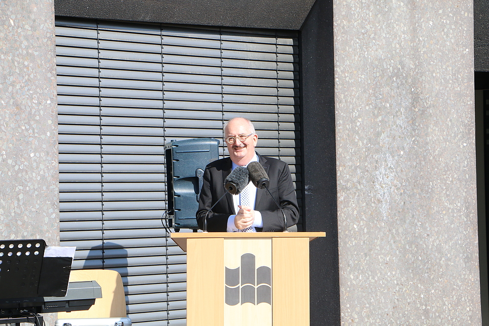 Prof. Dr. phil. Ludwig Hilmer begrüßt die Studierenden