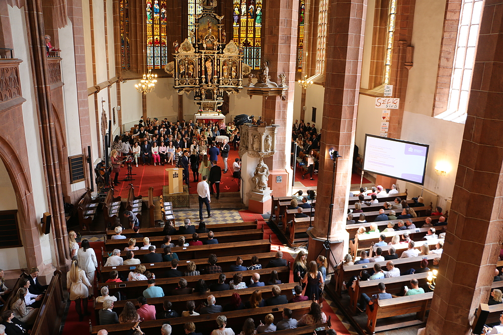 Mitarbeitende, Angehörige, Freunde: die Stadtkirche in Mittweida ist gut besucht.