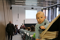 Foto aus dem Vorlesungssaal mit einem Baby im Vordergrund