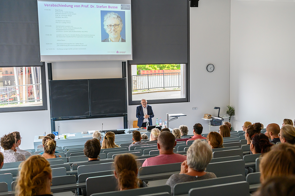 Rektor Prof. Dr. Ludwig Hilmer richtet ein paar persönliche Worte an Stefan Busse