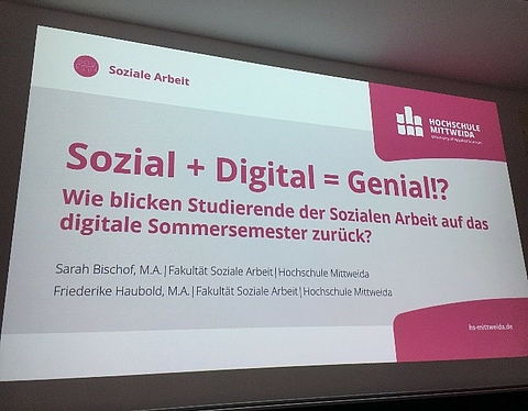 Beamerprojektion des Praxisforschungsprojekts "Soziale + Digital = Genial?!"