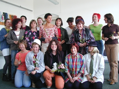 Ute Lubosch (Mitte,1. Reihe) mit ihrer Theatergruppe