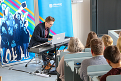 Christoph Lehmann begleitet die Veranstaltung musikalisch am Keyboard