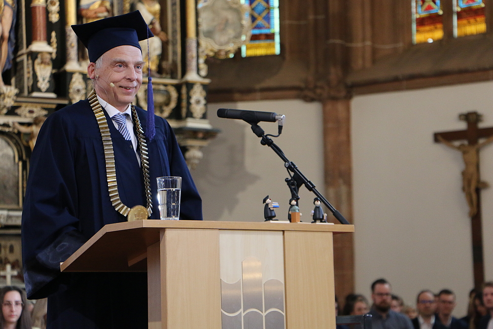 Der "neue" Rektor Prof. Dr. rer. oec. Volker Tolkmitt hat die Ehre den "feierlichen Rausschmiss" aus der Hochschulgemeinde abzuhalten.