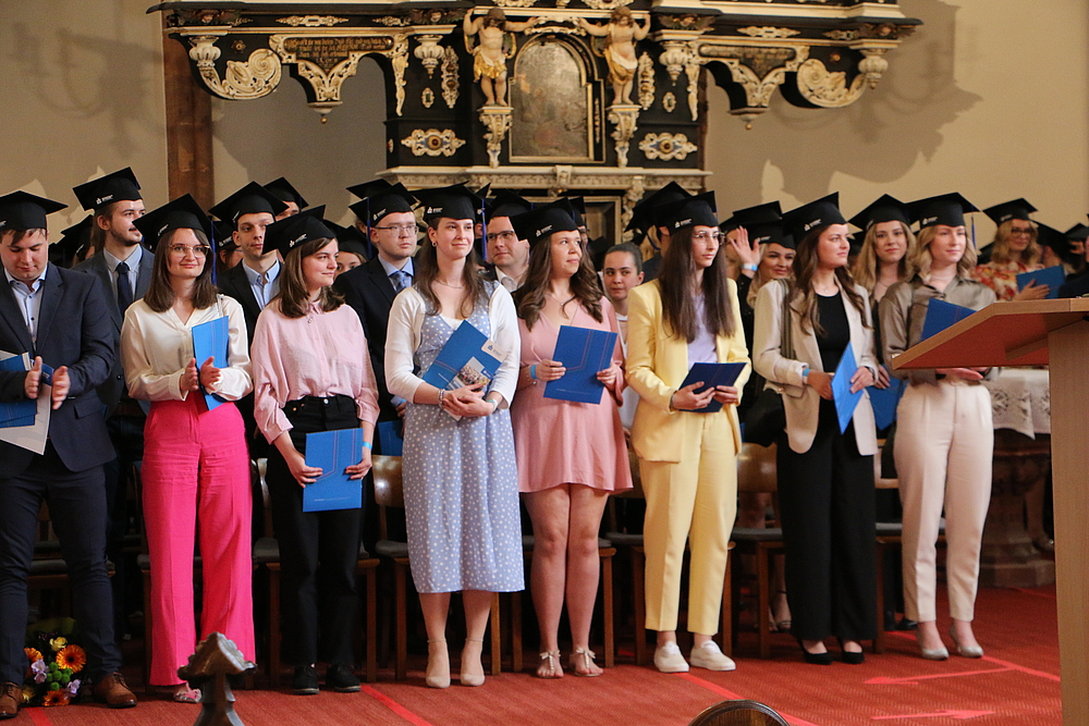 Mit Urkunden und Talaren ausgestattet, beginnt für die Alumni nun ein neuer Lebensabschnitt.